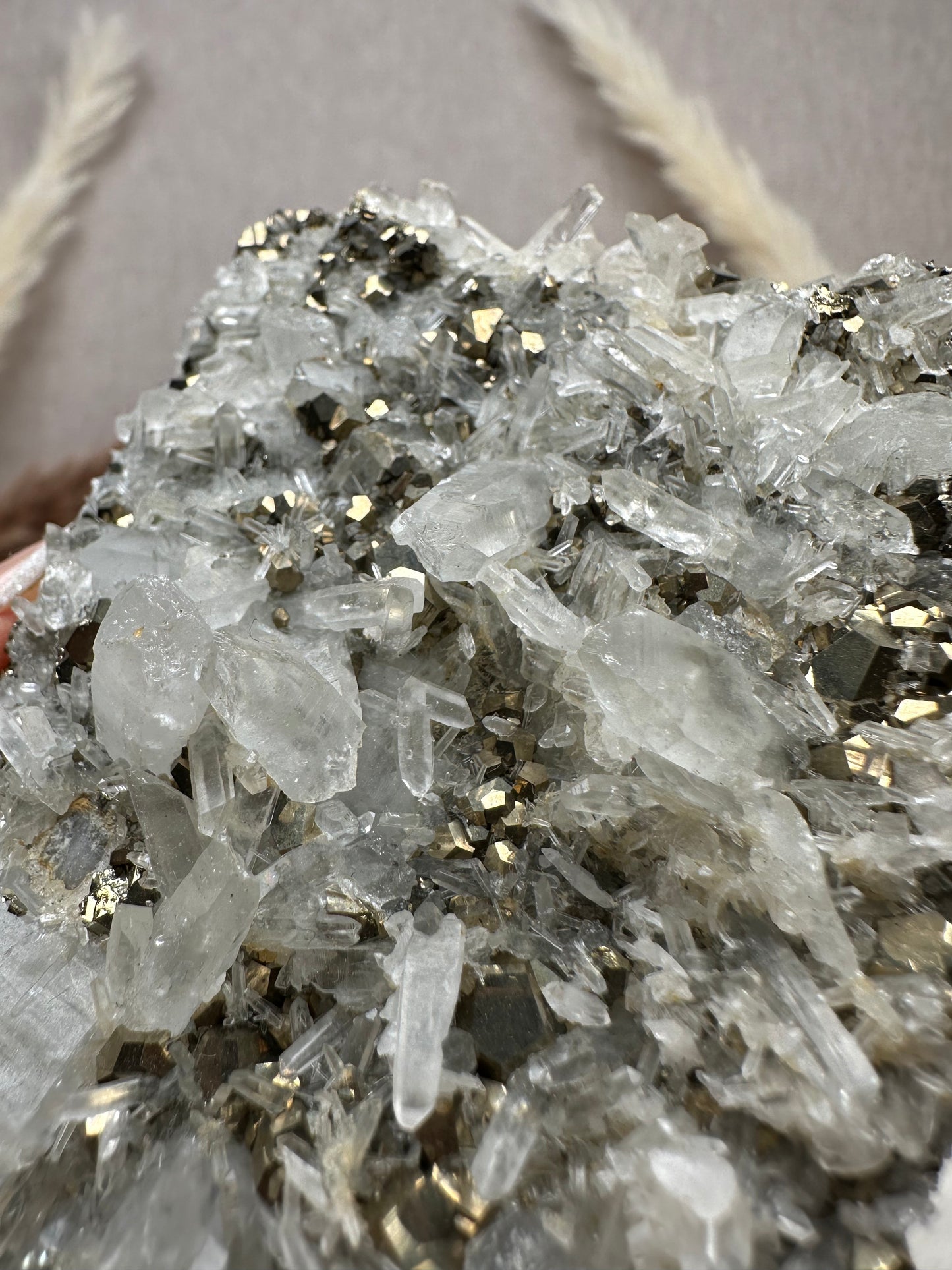 Quarz mit Pyrit Cluster (1)