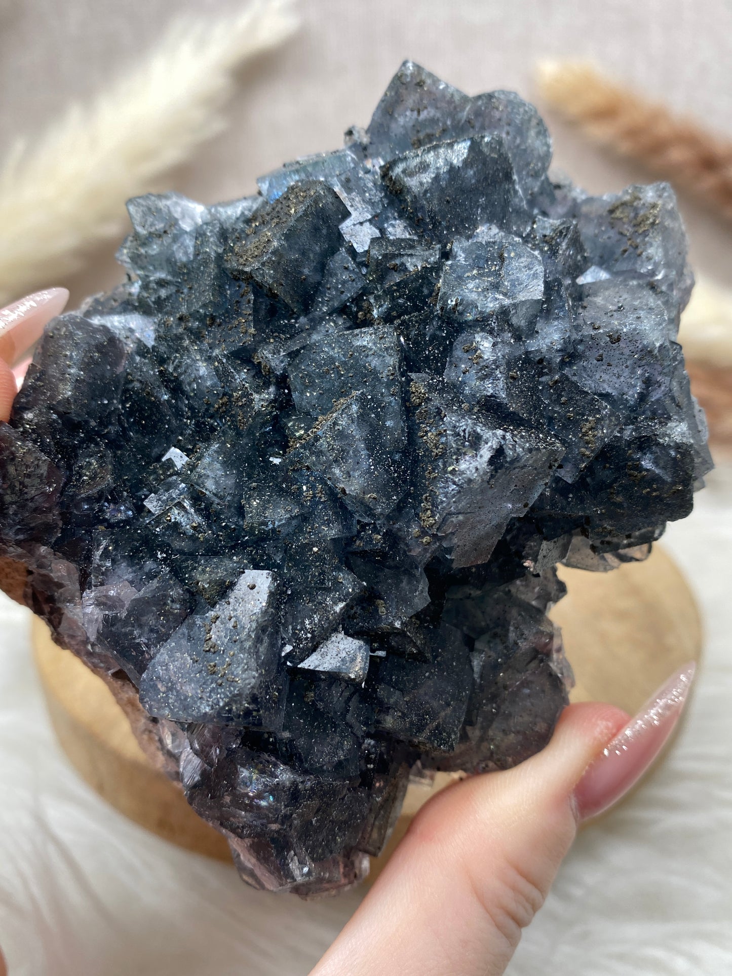 Fluorit mit Pyrit Cluster (3)