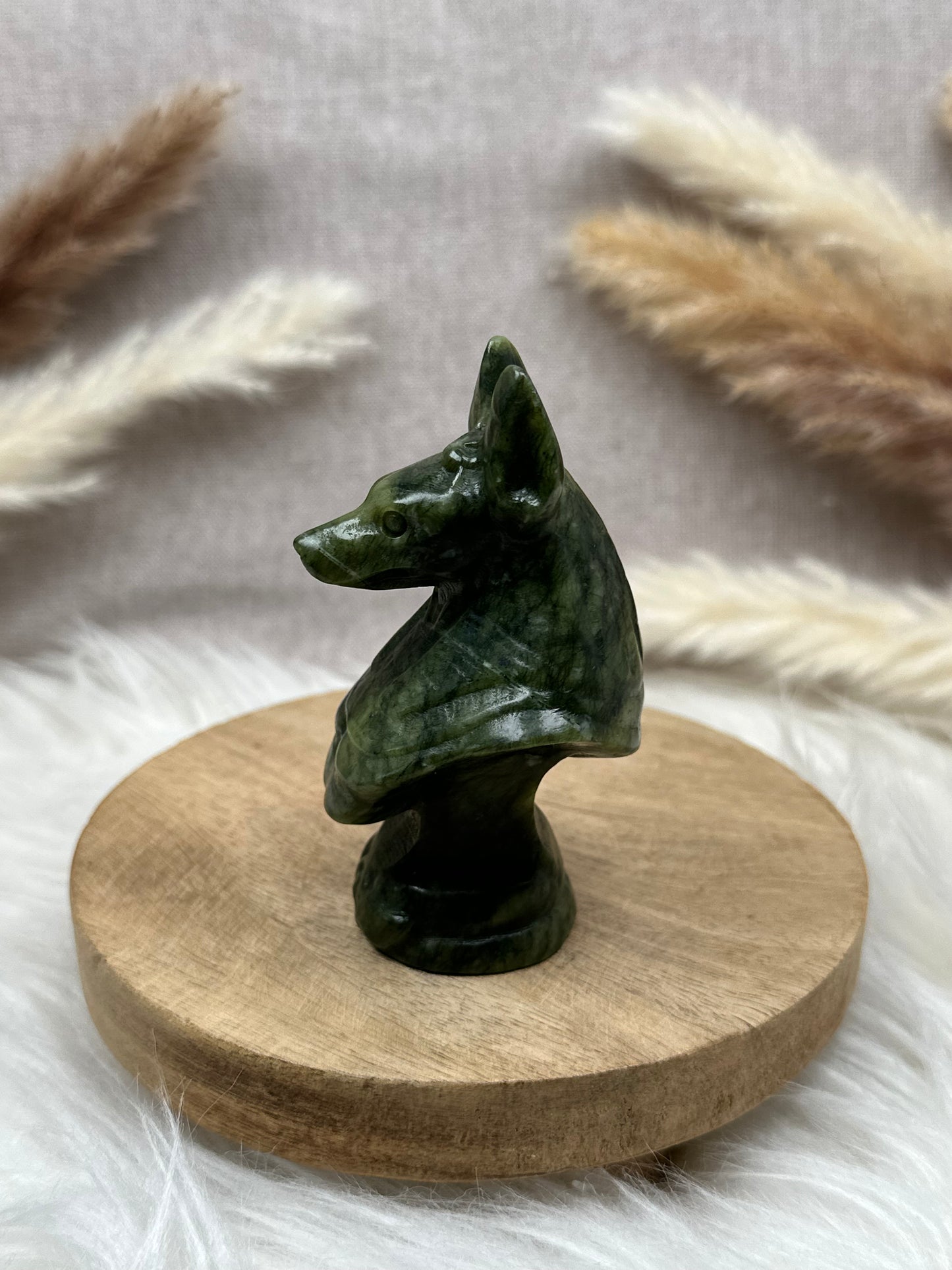 Nephrit-Jade Anubis Carvings