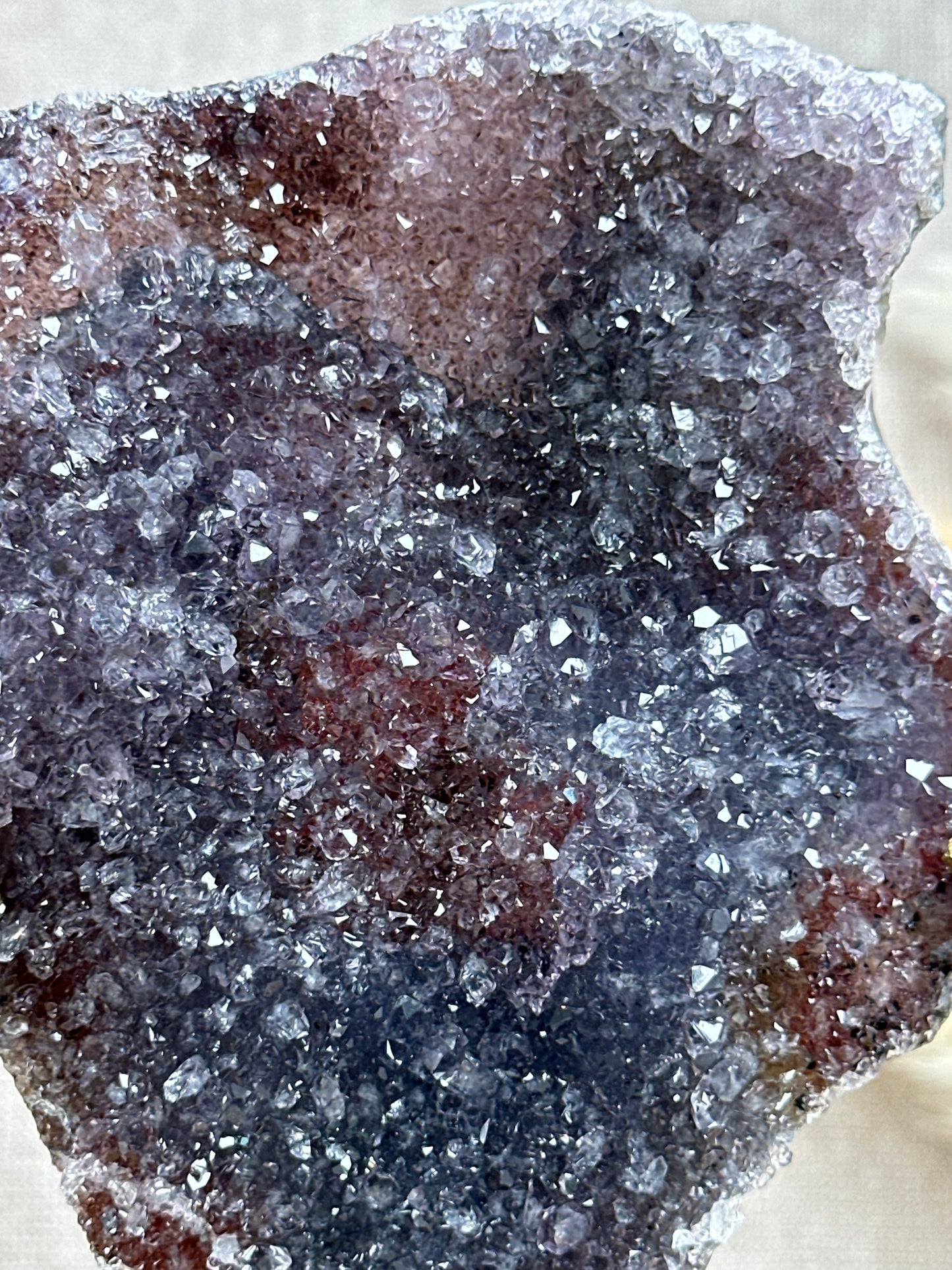 Bunter Amethyst auf Ständer