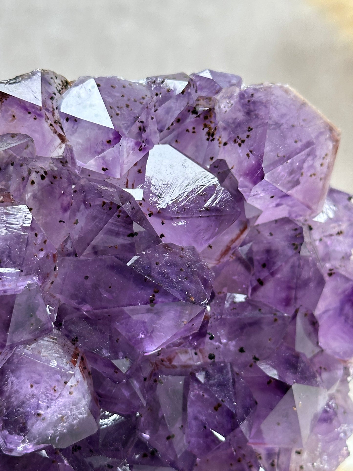 Amethyst mit Goethit auf Ständer (2)