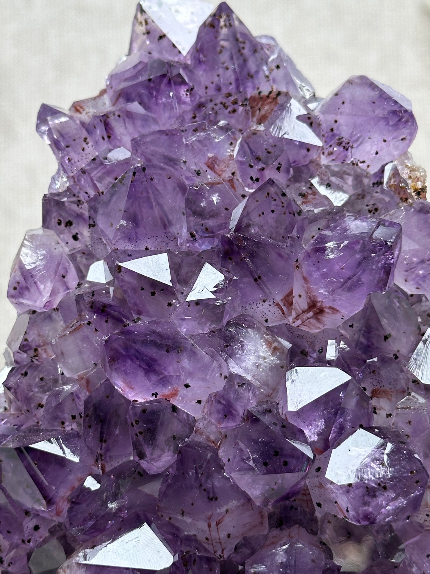 Amethyst mit Goethit auf Ständer (1)