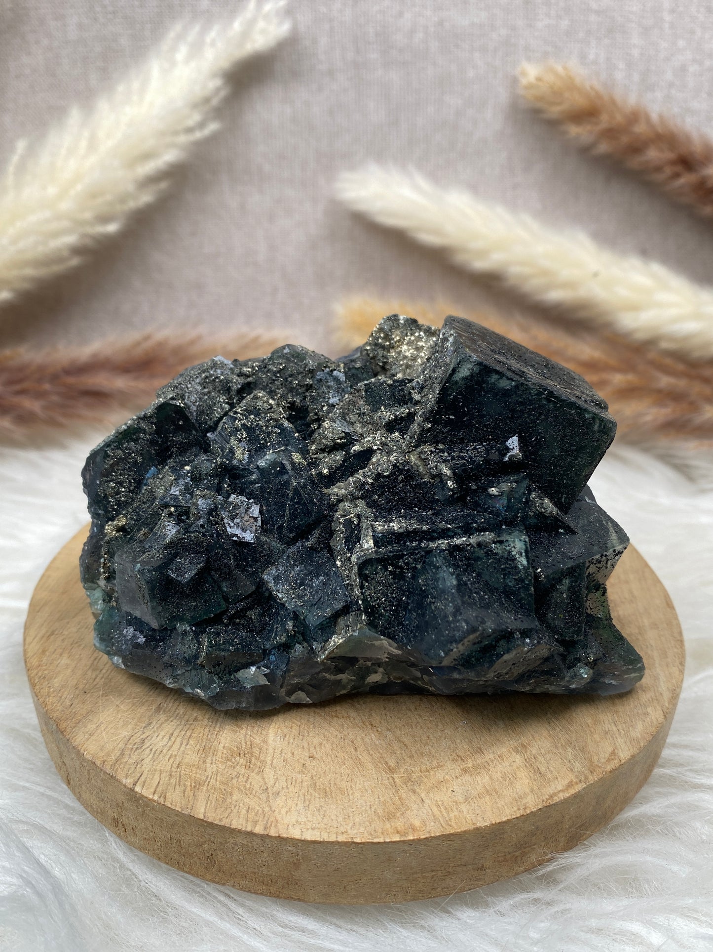 Fluorit mit Pyrit Cluster (6)