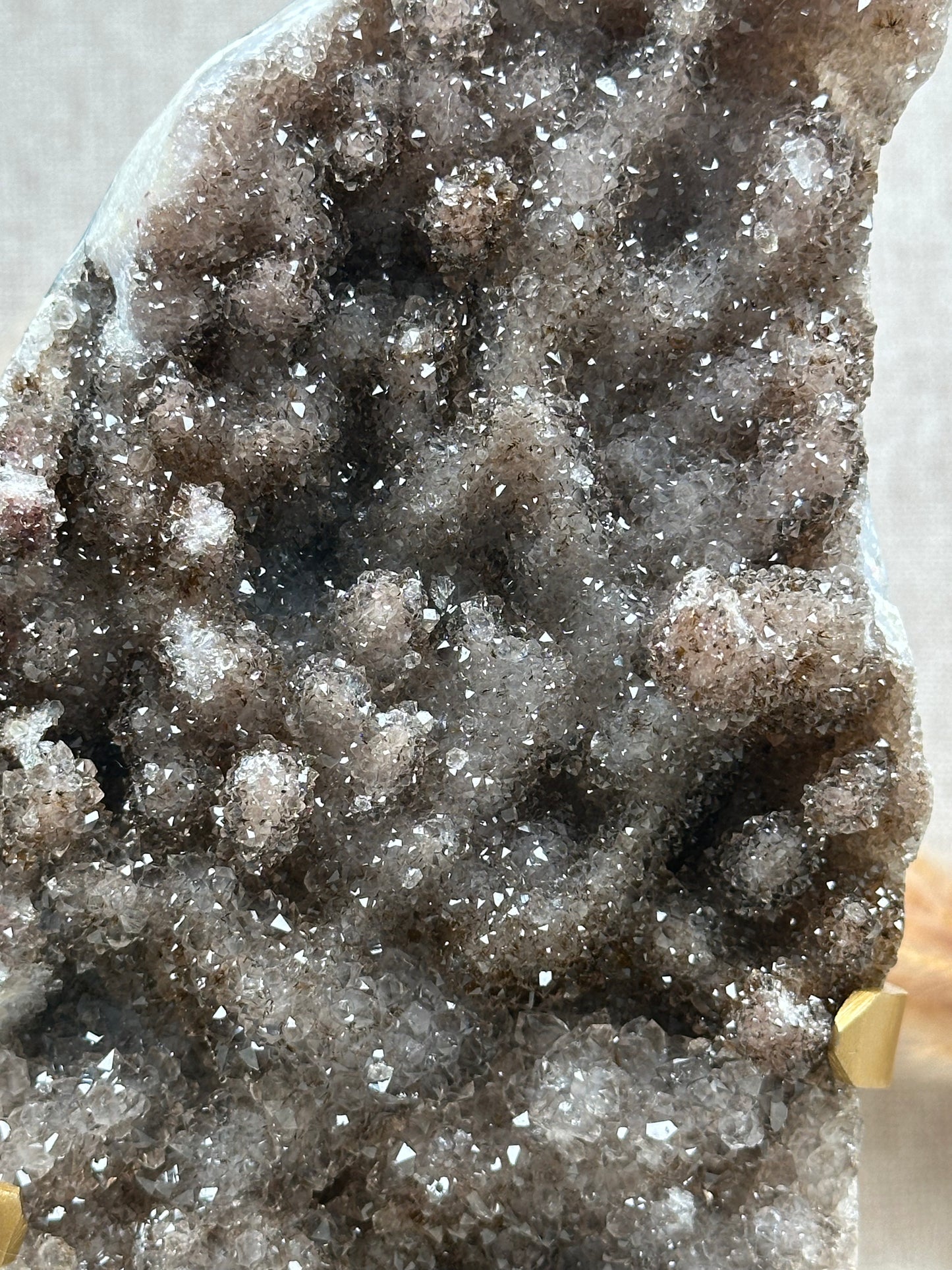 Brauner Amethyst auf Ständer