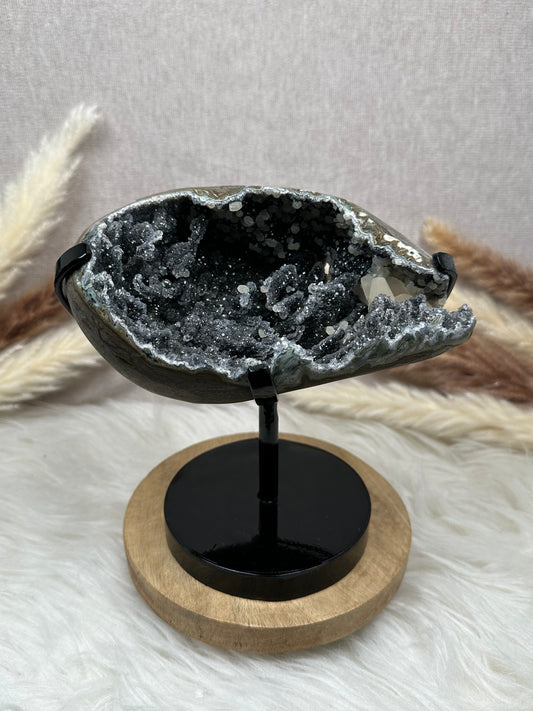 Schwarzer Amethyst mit Calcit auf Ständer