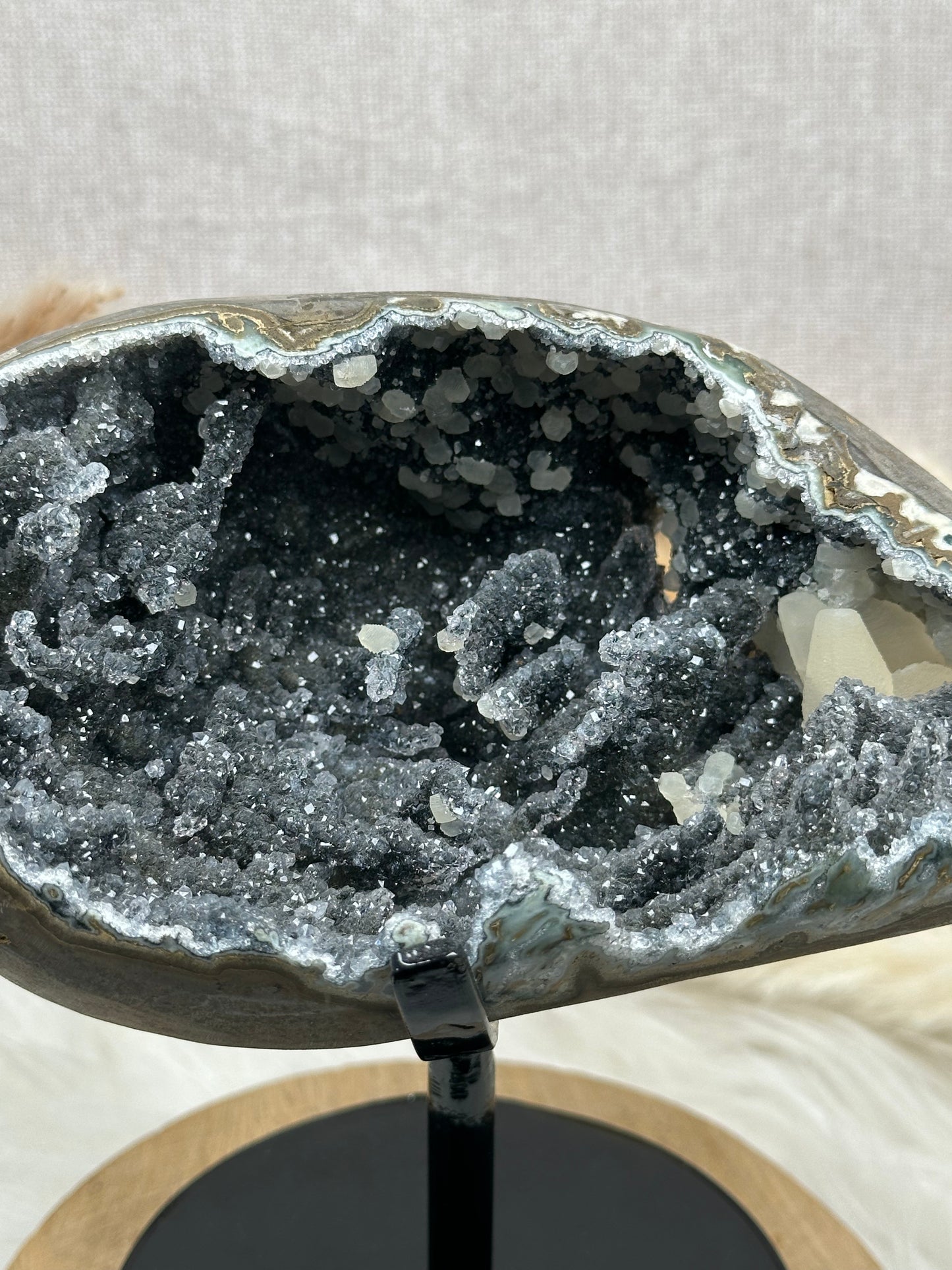 Schwarzer Amethyst mit Calcit auf Ständer