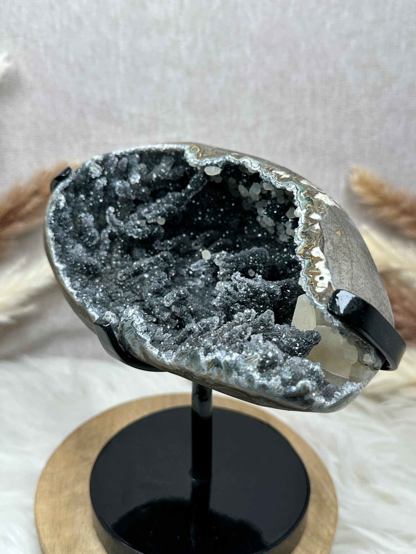 Schwarzer Amethyst mit Calcit auf Ständer