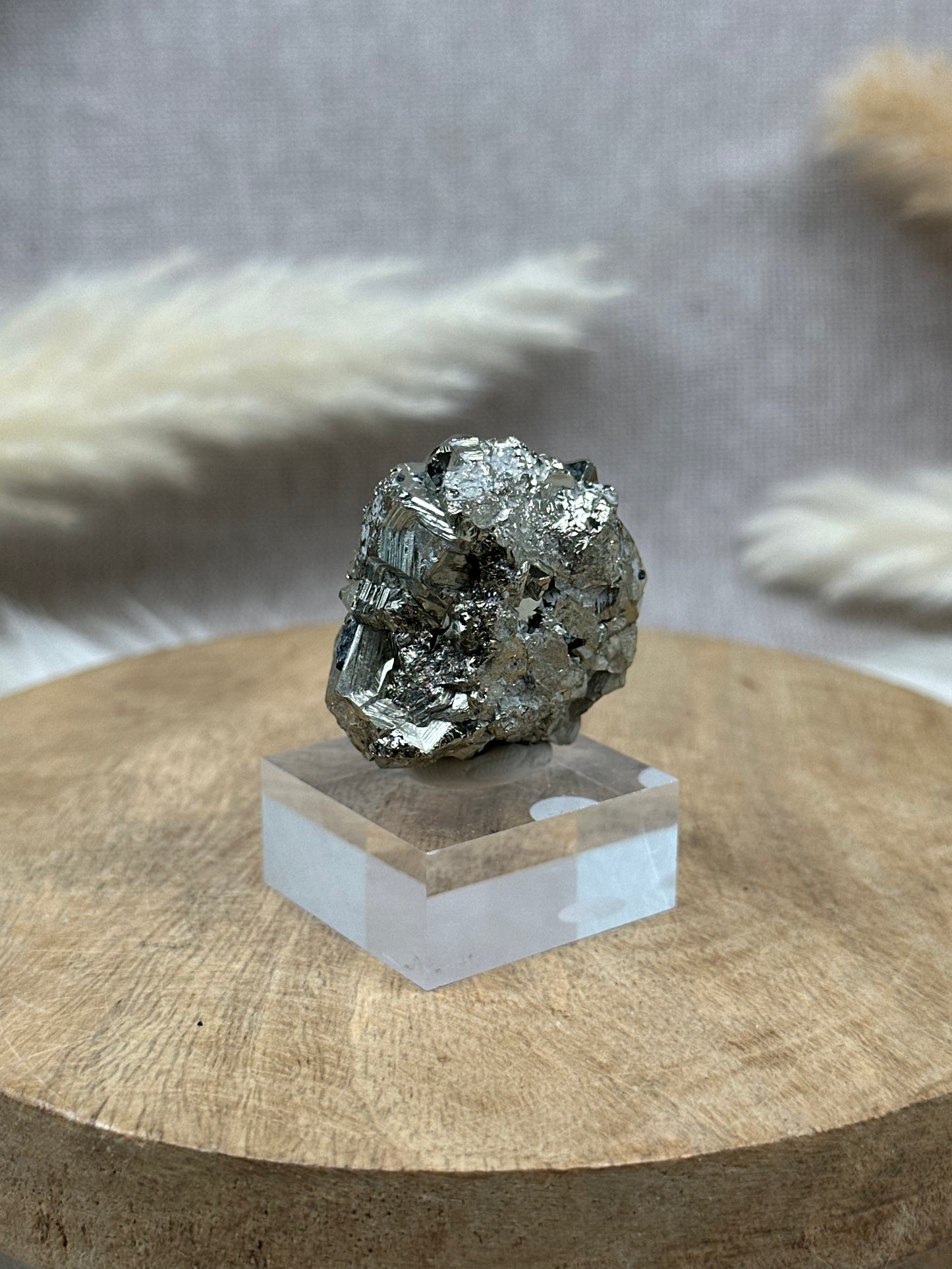 Oktaedrischer Pyrit (1) auf Sockel