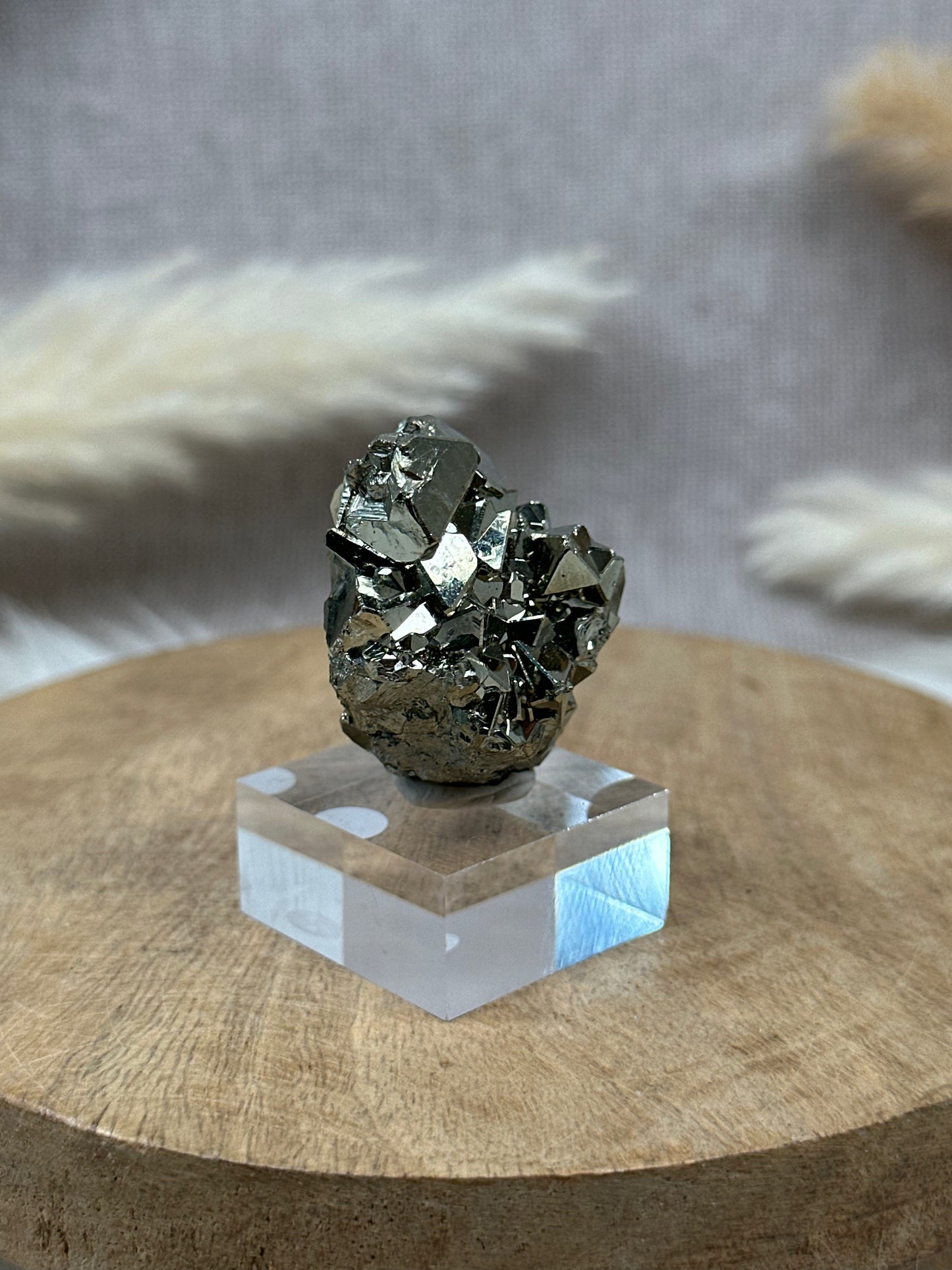 Oktaedrischer Pyrit (2) auf Sockel