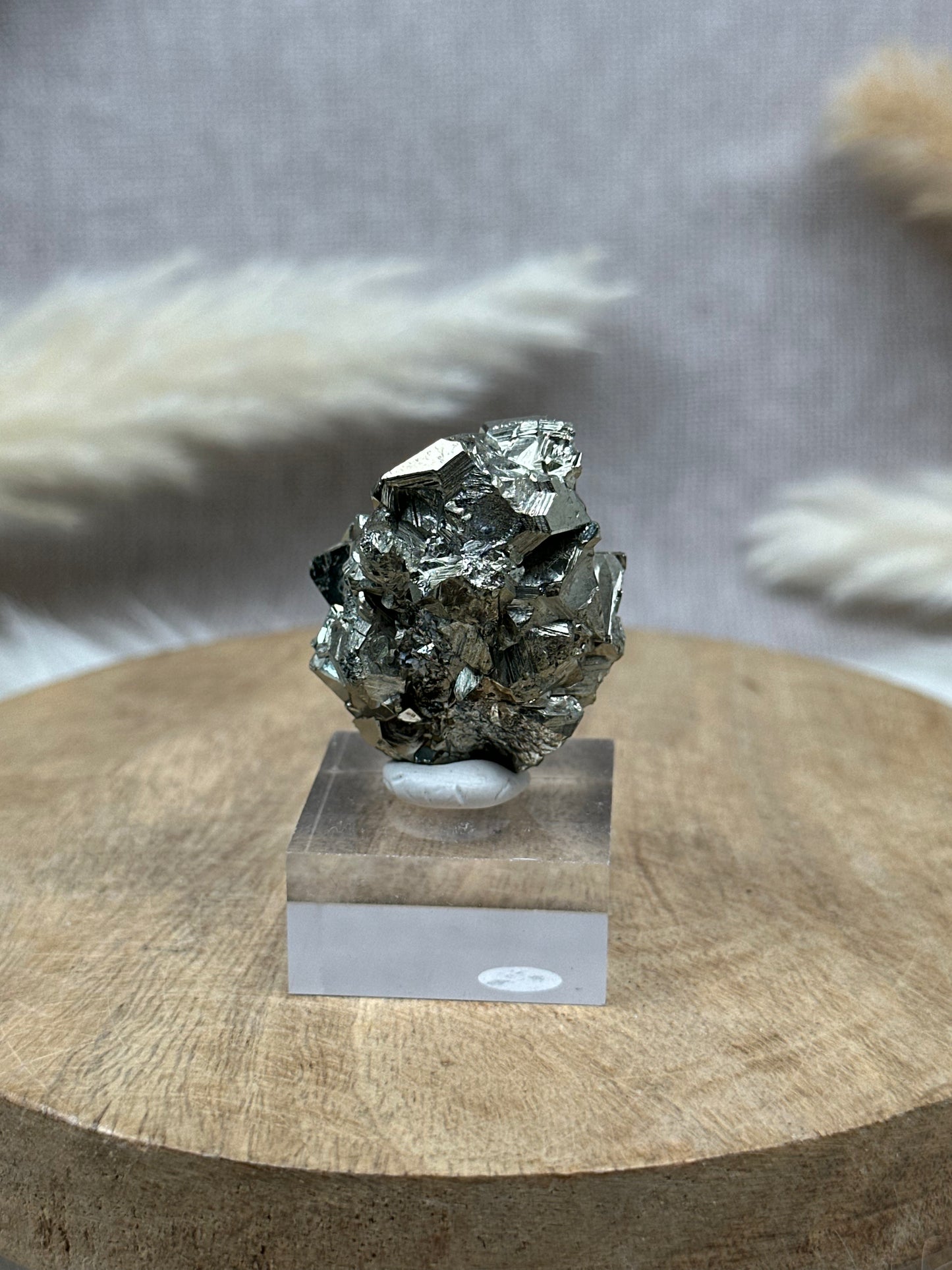 Oktaedrischer Pyrit (2) auf Sockel